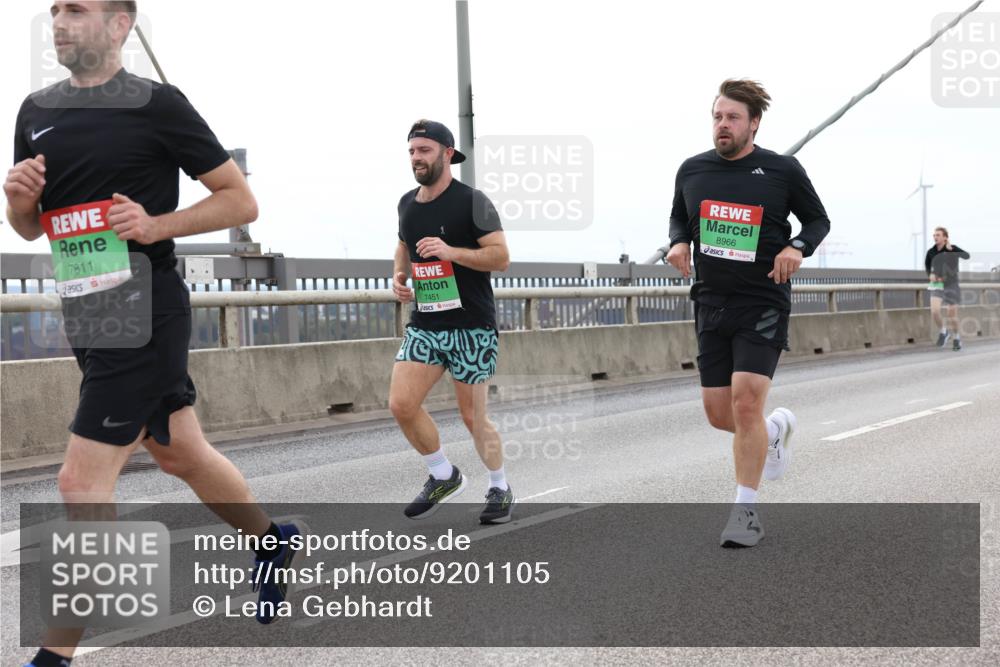 03.10.2025 - Köhlbrandbrückenlauf Lena Gebhardt http://msf.ph/oto/9201105 03.10.2025 15:43:31 Position 2 7811, 7451, 8966 meine-sportfotos.de