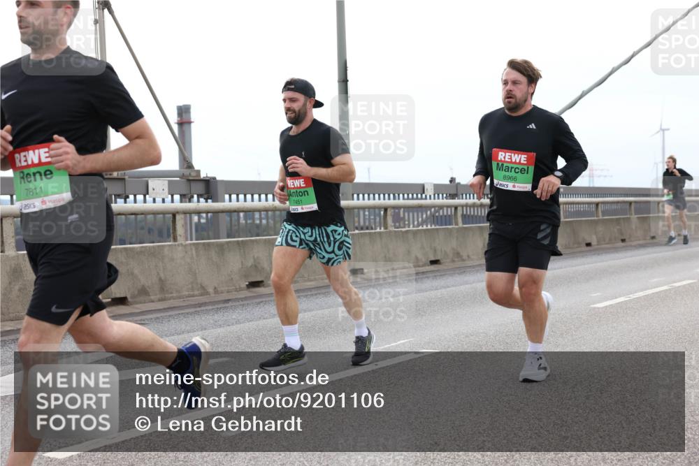 03.10.2025 - Köhlbrandbrückenlauf Lena Gebhardt http://msf.ph/oto/9201106 03.10.2025 15:43:32 Position 2 7811, 7451, 8966 meine-sportfotos.de