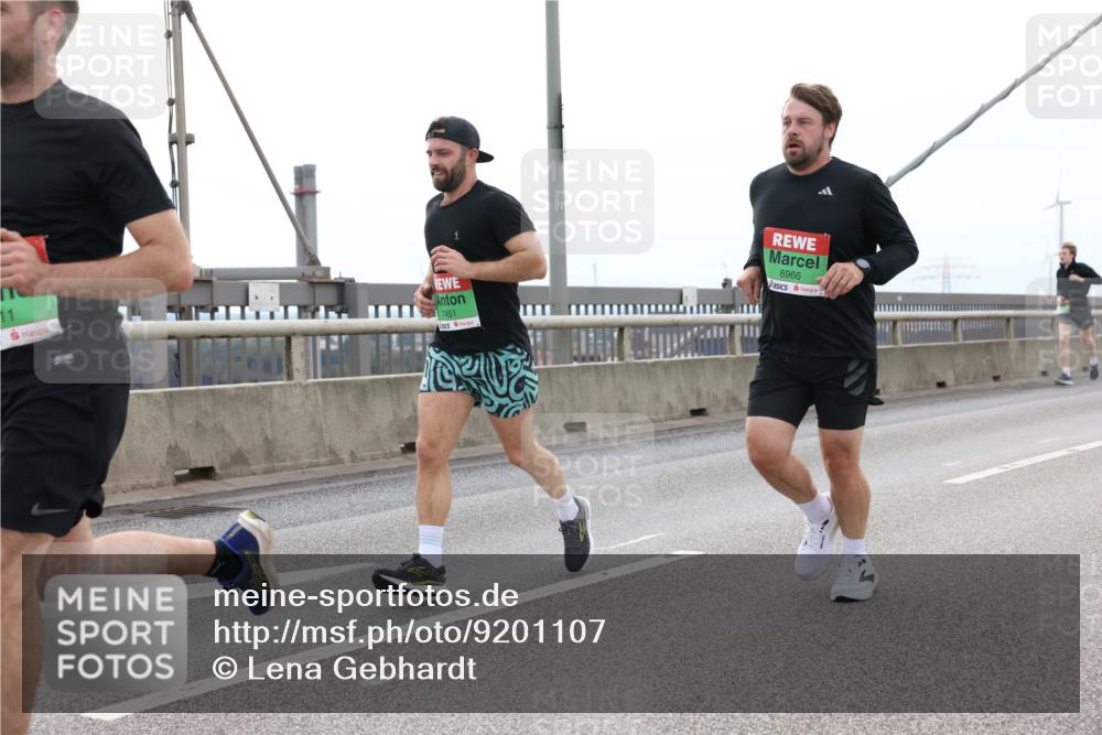 03.10.2025 - Köhlbrandbrückenlauf Lena Gebhardt http://msf.ph/oto/9201107 03.10.2025 15:43:32 Position 2 11, 7451, 8966 meine-sportfotos.de