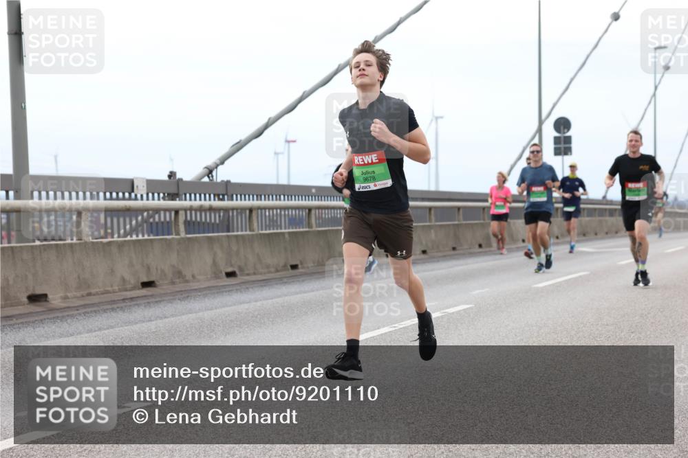 03.10.2025 - Köhlbrandbrückenlauf Lena Gebhardt http://msf.ph/oto/9201110 03.10.2025 15:43:33 Position 2 9678 meine-sportfotos.de