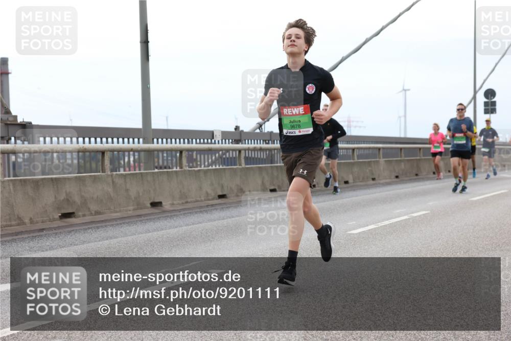 03.10.2025 - Köhlbrandbrückenlauf Lena Gebhardt http://msf.ph/oto/9201111 03.10.2025 15:43:33 Position 2 9678 meine-sportfotos.de