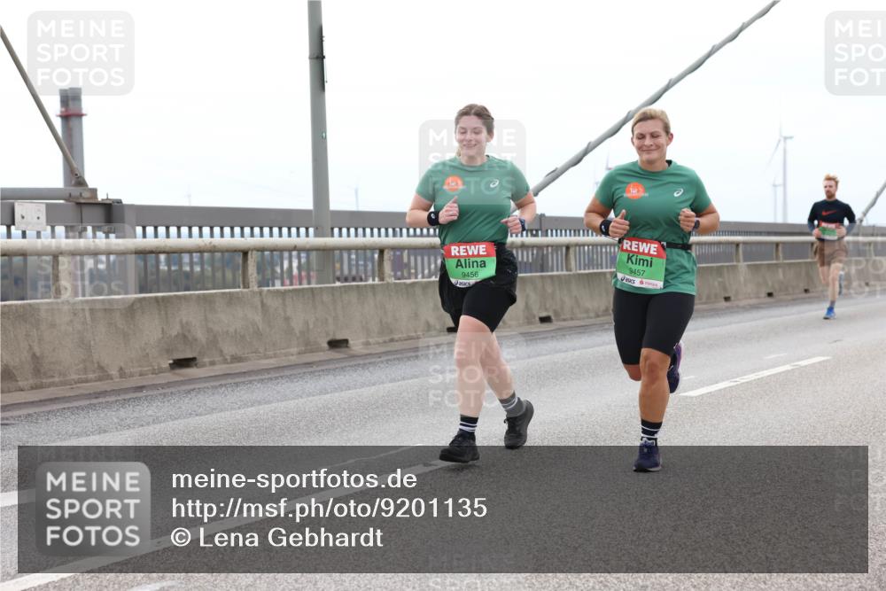 03.10.2025 - Köhlbrandbrückenlauf Lena Gebhardt http://msf.ph/oto/9201135 03.10.2025 15:43:40 Position 2 9456, 9457 meine-sportfotos.de