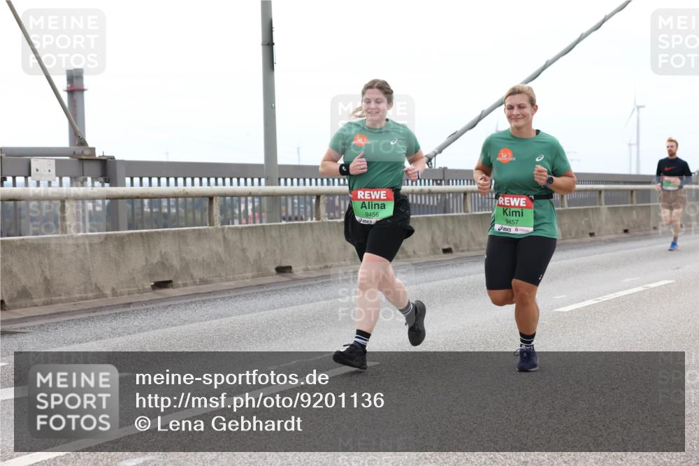 03.10.2025 - Köhlbrandbrückenlauf Lena Gebhardt http://msf.ph/oto/9201136 03.10.2025 15:43:41 Position 2 9456, 9457 meine-sportfotos.de