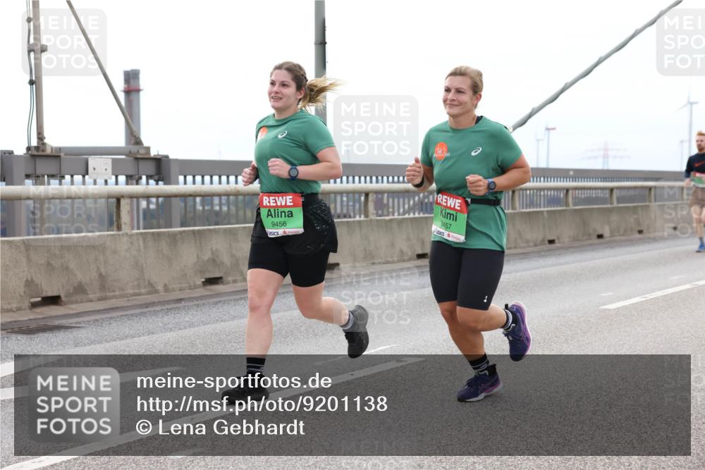 03.10.2025 - Köhlbrandbrückenlauf Lena Gebhardt http://msf.ph/oto/9201138 03.10.2025 15:43:41 Position 2 9456, 9457 meine-sportfotos.de