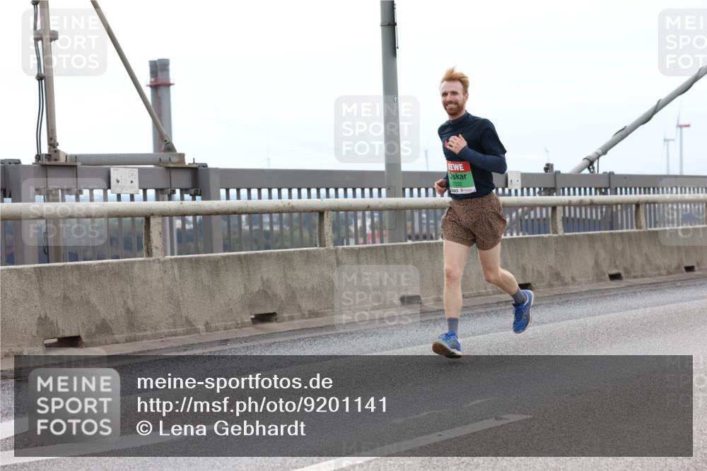 03.10.2025 - Köhlbrandbrückenlauf Lena Gebhardt http://msf.ph/oto/9201141 03.10.2025 15:43:44 Position 2 7222 meine-sportfotos.de