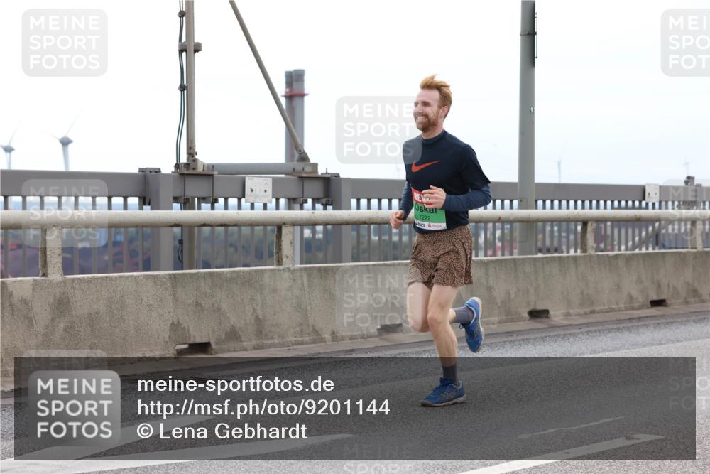 03.10.2025 - Köhlbrandbrückenlauf Lena Gebhardt http://msf.ph/oto/9201144 03.10.2025 15:43:44 Position 2 7222 meine-sportfotos.de