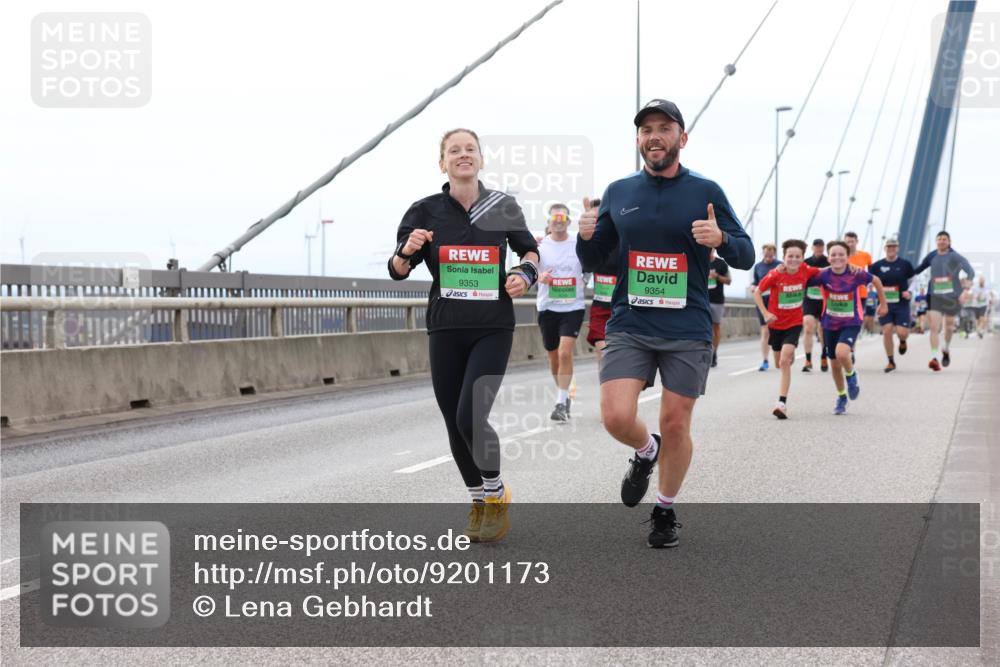 03.10.2025 - Köhlbrandbrückenlauf Lena Gebhardt http://msf.ph/oto/9201173 03.10.2025 15:43:54 Position 2 9353, 9354 meine-sportfotos.de