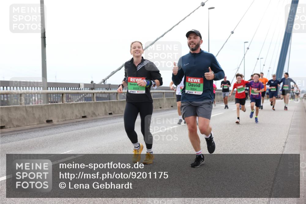 03.10.2025 - Köhlbrandbrückenlauf Lena Gebhardt http://msf.ph/oto/9201175 03.10.2025 15:43:55 Position 2 9353, 9354 meine-sportfotos.de