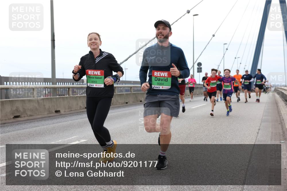 03.10.2025 - Köhlbrandbrückenlauf Lena Gebhardt http://msf.ph/oto/9201177 03.10.2025 15:43:55 Position 2 9353, 9354 meine-sportfotos.de