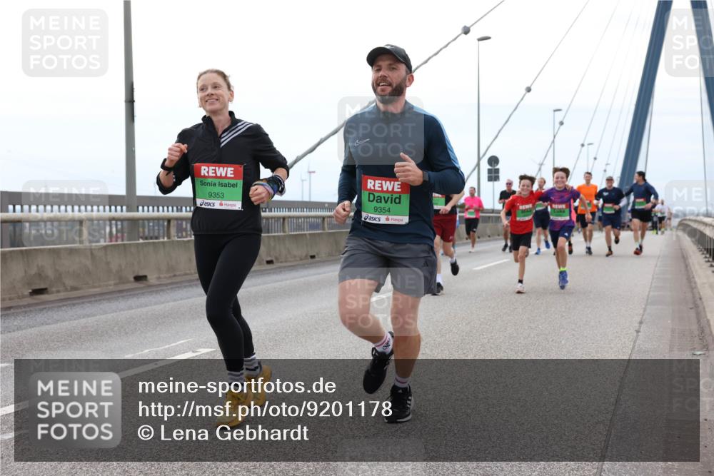 03.10.2025 - Köhlbrandbrückenlauf Lena Gebhardt http://msf.ph/oto/9201178 03.10.2025 15:43:55 Position 2 9353, 9354 meine-sportfotos.de