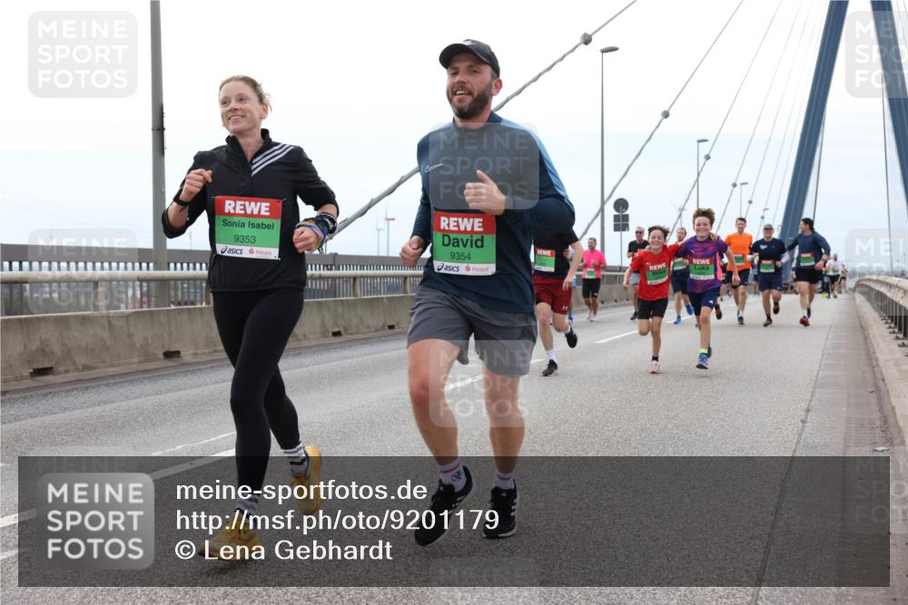 03.10.2025 - Köhlbrandbrückenlauf Lena Gebhardt http://msf.ph/oto/9201179 03.10.2025 15:43:55 Position 2 9353, 9354 meine-sportfotos.de