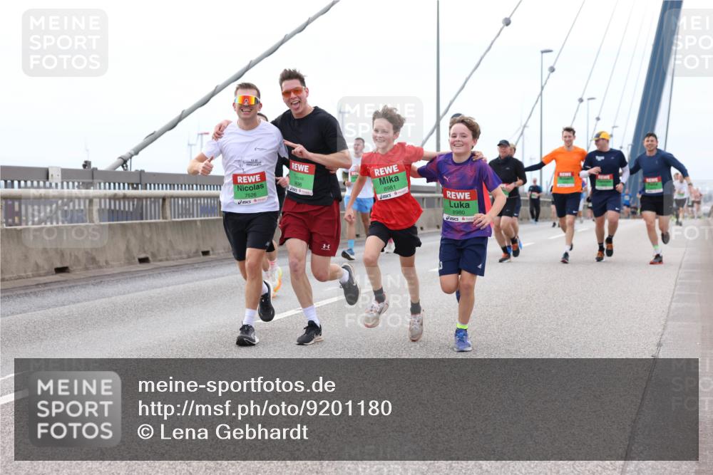 03.10.2025 - Köhlbrandbrückenlauf Lena Gebhardt http://msf.ph/oto/9201180 03.10.2025 15:43:56 Position 2 7526, 9696, 8981, 8980 meine-sportfotos.de