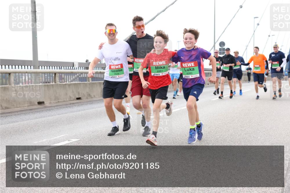 03.10.2025 - Köhlbrandbrückenlauf Lena Gebhardt http://msf.ph/oto/9201185 03.10.2025 15:43:56 Position 2 96, 006, 7526, 8981, 8980 meine-sportfotos.de