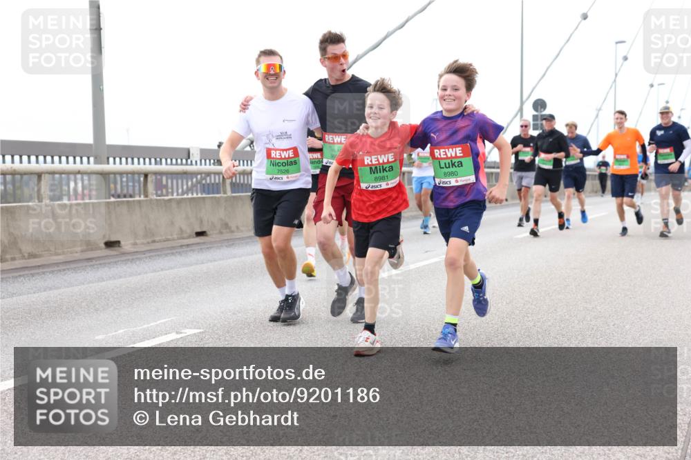 03.10.2025 - Köhlbrandbrückenlauf Lena Gebhardt http://msf.ph/oto/9201186 03.10.2025 15:43:56 Position 2 7526, 8981, 8980 meine-sportfotos.de