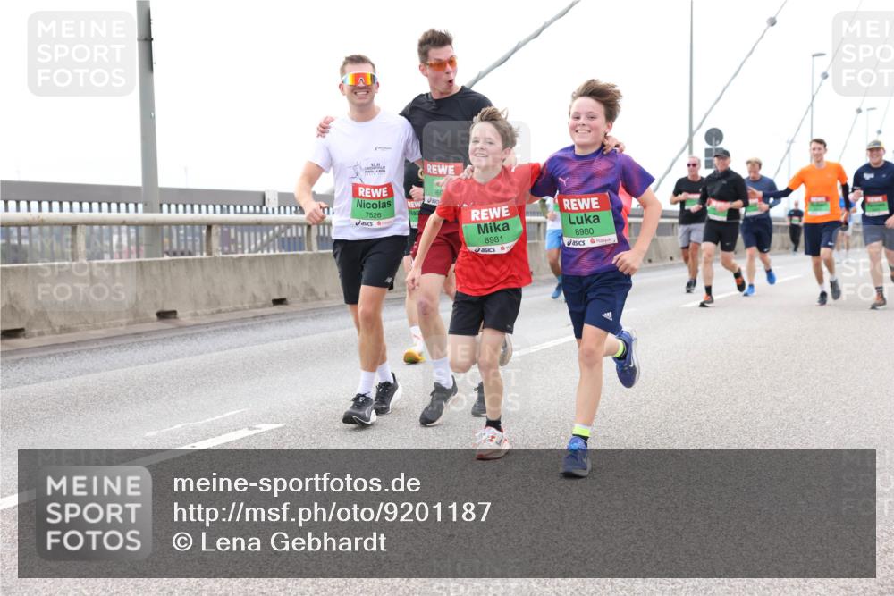 03.10.2025 - Köhlbrandbrückenlauf Lena Gebhardt http://msf.ph/oto/9201187 03.10.2025 15:43:56 Position 2 969, 7526, 8981, 8980 meine-sportfotos.de