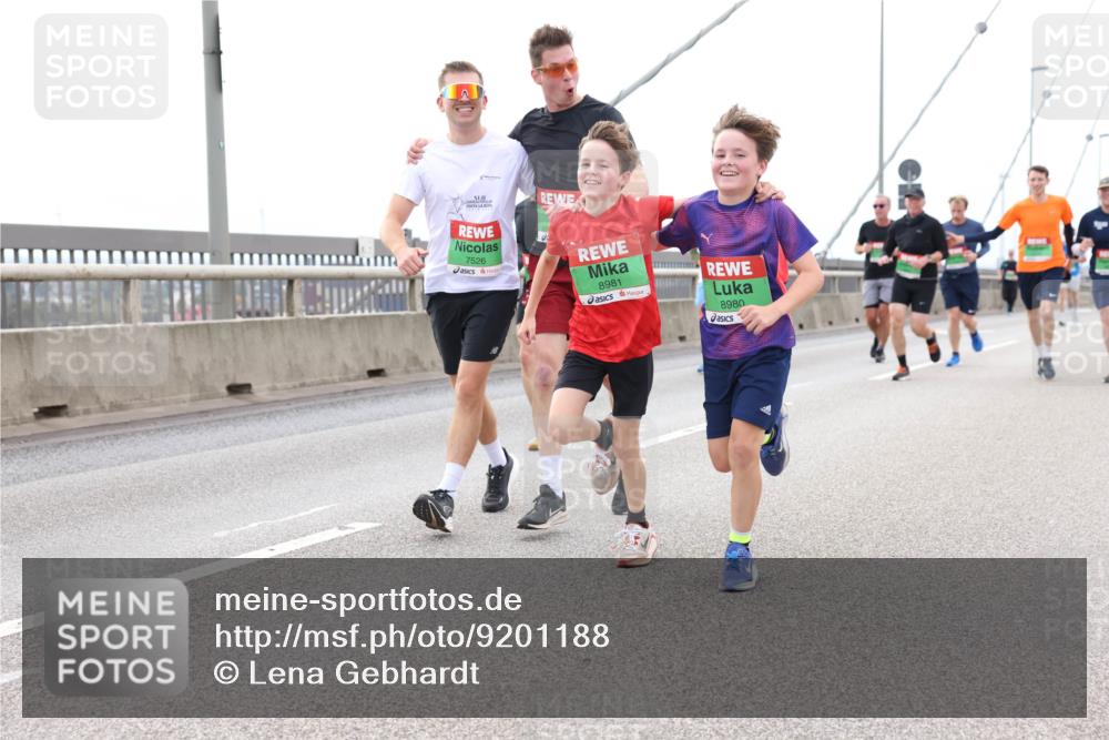03.10.2025 - Köhlbrandbrückenlauf Lena Gebhardt http://msf.ph/oto/9201188 03.10.2025 15:43:56 Position 2 7526, 8981, 8980 meine-sportfotos.de