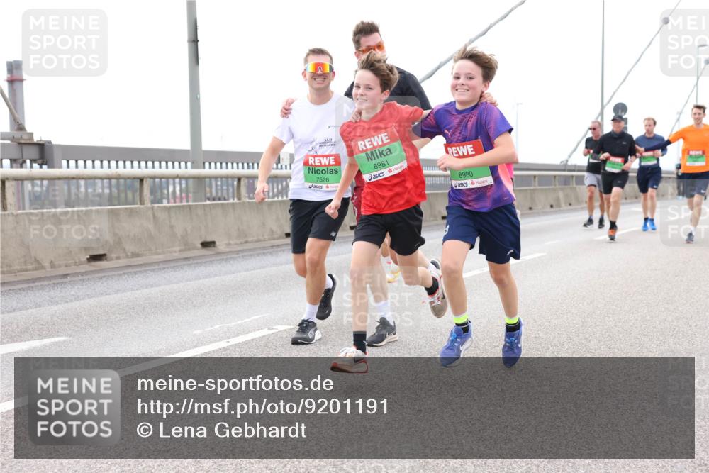 03.10.2025 - Köhlbrandbrückenlauf Lena Gebhardt http://msf.ph/oto/9201191 03.10.2025 15:43:57 Position 2 7526, 8981, 8980 meine-sportfotos.de