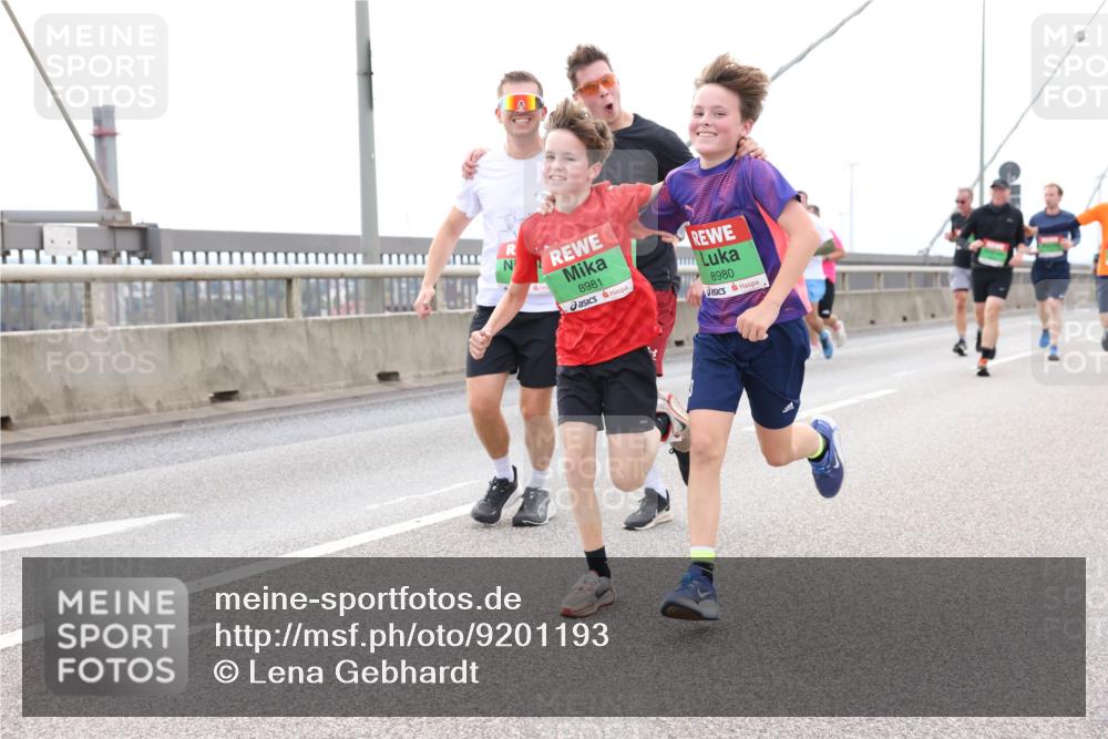 03.10.2025 - Köhlbrandbrückenlauf Lena Gebhardt http://msf.ph/oto/9201193 03.10.2025 15:43:57 Position 2 8981, 8980 meine-sportfotos.de