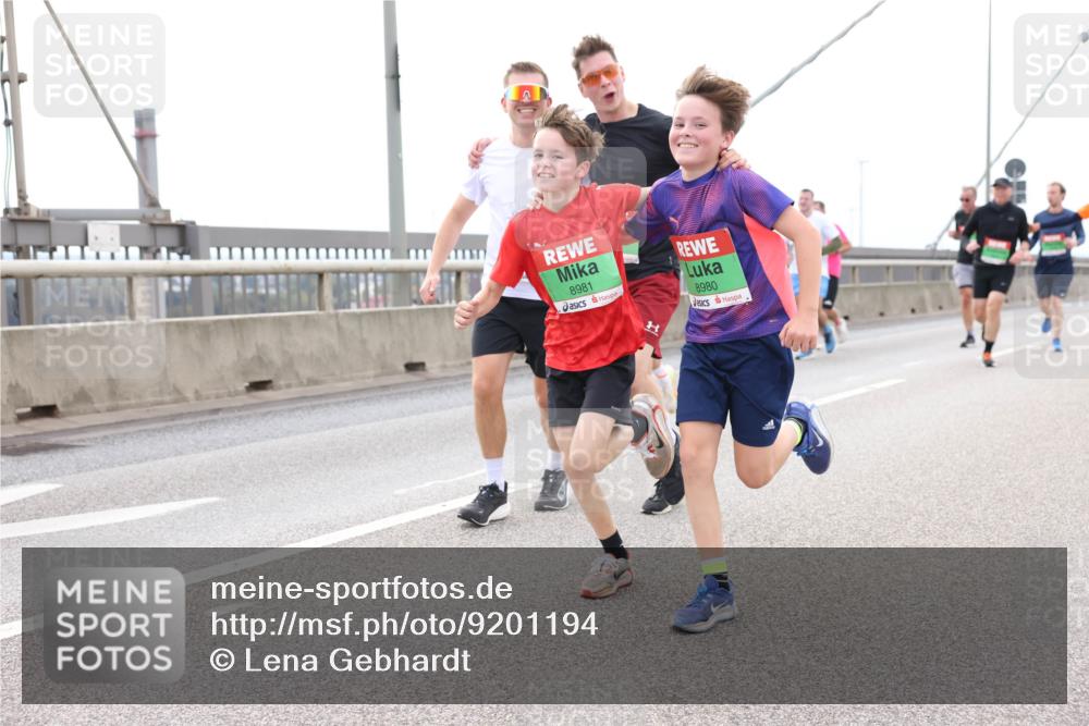 03.10.2025 - Köhlbrandbrückenlauf Lena Gebhardt http://msf.ph/oto/9201194 03.10.2025 15:43:57 Position 2 8981, 8980 meine-sportfotos.de
