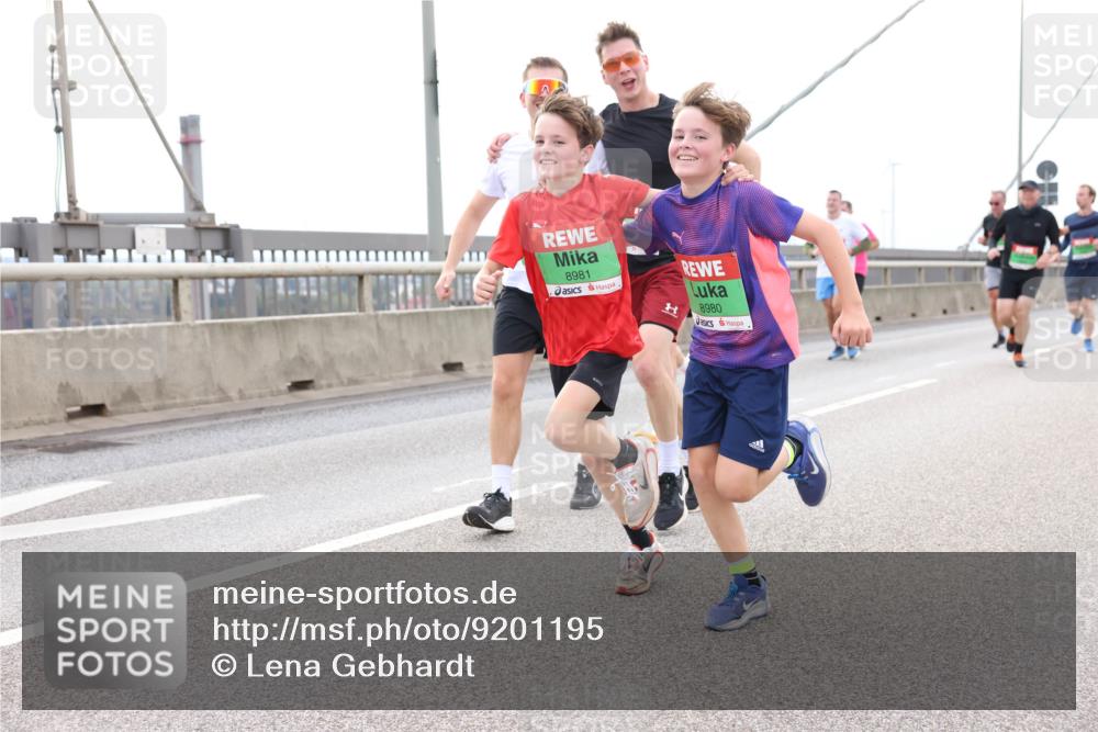 03.10.2025 - Köhlbrandbrückenlauf Lena Gebhardt http://msf.ph/oto/9201195 03.10.2025 15:43:57 Position 2 8981, 8980 meine-sportfotos.de
