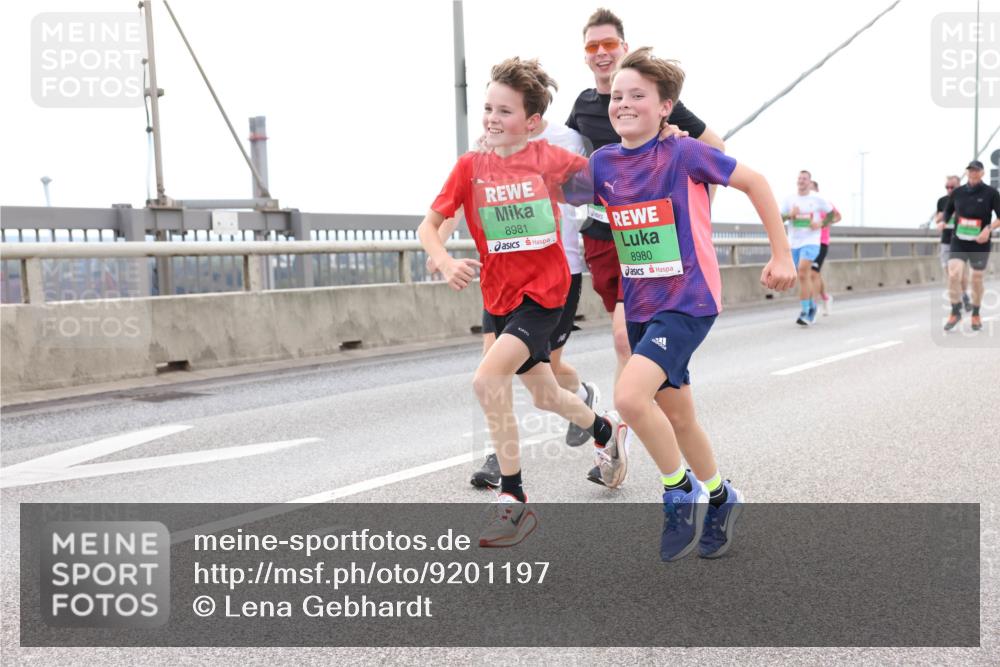03.10.2025 - Köhlbrandbrückenlauf Lena Gebhardt http://msf.ph/oto/9201197 03.10.2025 15:43:57 Position 2 8981, 8980 meine-sportfotos.de