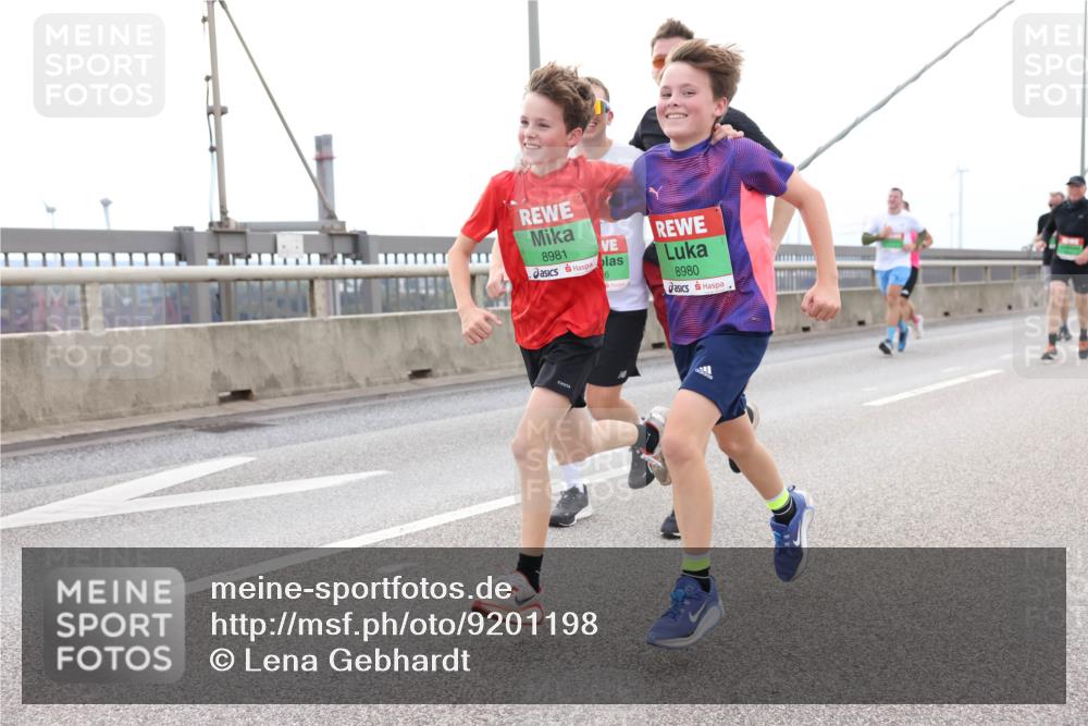 03.10.2025 - Köhlbrandbrückenlauf Lena Gebhardt http://msf.ph/oto/9201198 03.10.2025 15:43:57 Position 2 8981, 8980 meine-sportfotos.de