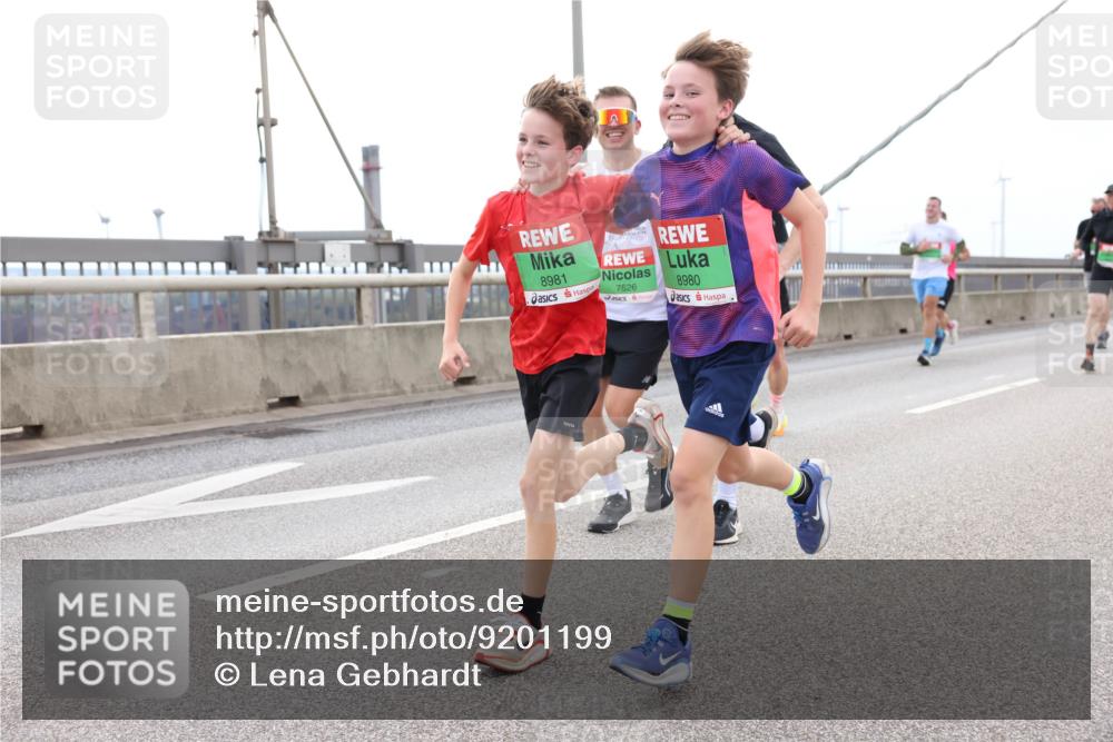 03.10.2025 - Köhlbrandbrückenlauf Lena Gebhardt http://msf.ph/oto/9201199 03.10.2025 15:43:57 Position 2 8981, 7526, 8980 meine-sportfotos.de