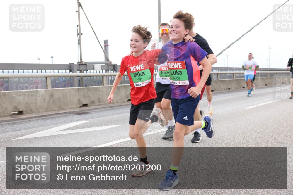 03.10.2025 - Köhlbrandbrückenlauf Lena Gebhardt http://msf.ph/oto/9201200 03.10.2025 15:43:57 Position 2 8981, 7526, 8980 meine-sportfotos.de