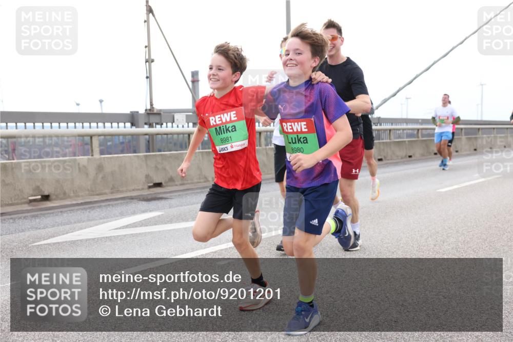 03.10.2025 - Köhlbrandbrückenlauf Lena Gebhardt http://msf.ph/oto/9201201 03.10.2025 15:43:57 Position 2 8981, 8980 meine-sportfotos.de