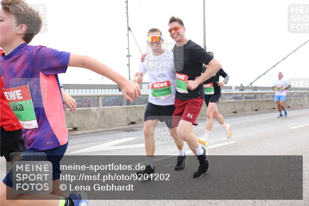 03.10.2025 - Köhlbrandbrückenlauf Lena Gebhardt http://msf.ph/oto/9201202 03.10.2025 15:43:57 Position 2 980, 1, 7526 meine-sportfotos.de