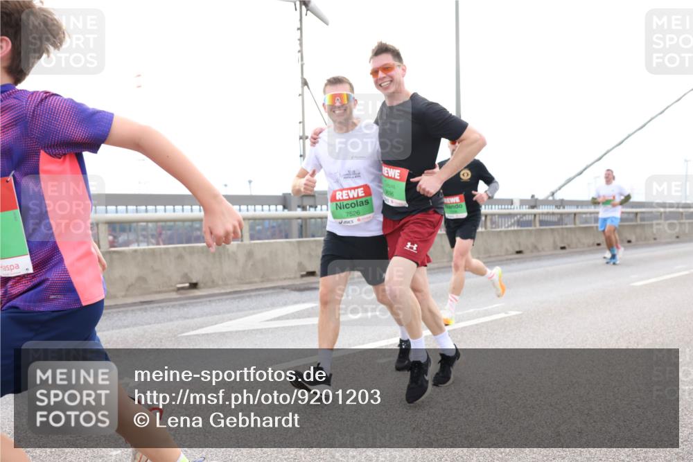 03.10.2025 - Köhlbrandbrückenlauf Lena Gebhardt http://msf.ph/oto/9201203 03.10.2025 15:43:58 Position 2 7526, 696 meine-sportfotos.de