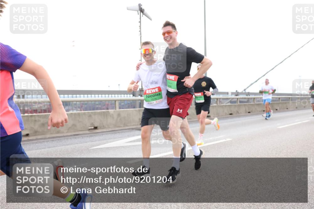 03.10.2025 - Köhlbrandbrückenlauf Lena Gebhardt http://msf.ph/oto/9201204 03.10.2025 15:43:58 Position 2 7526, 1696 meine-sportfotos.de