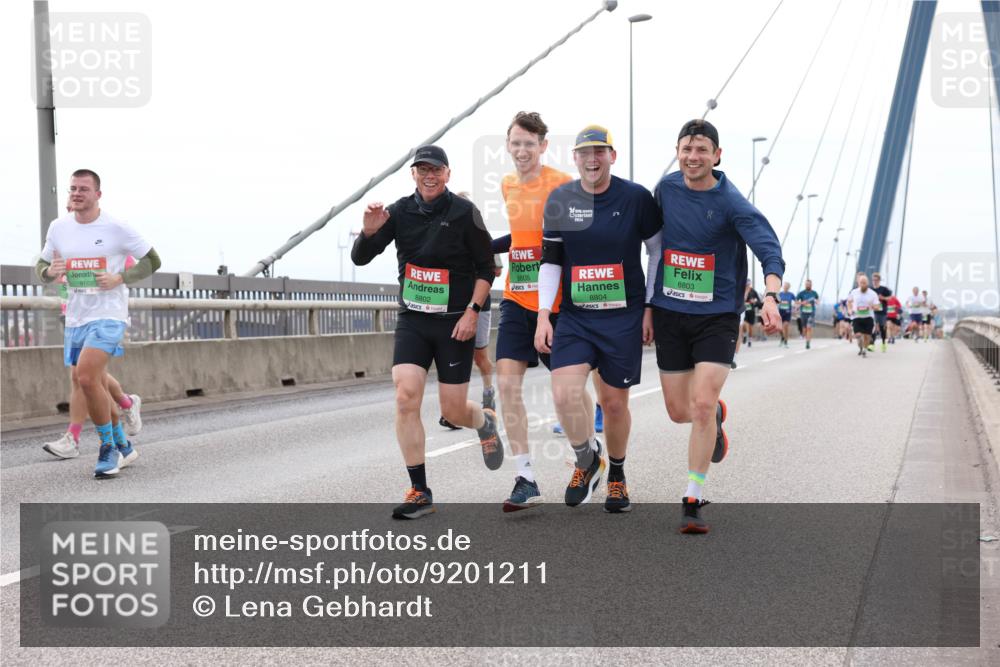 03.10.2025 - Köhlbrandbrückenlauf Lena Gebhardt http://msf.ph/oto/9201211 03.10.2025 15:43:59 Position 2 2824, 8805, 8804, 8803, 8802 meine-sportfotos.de