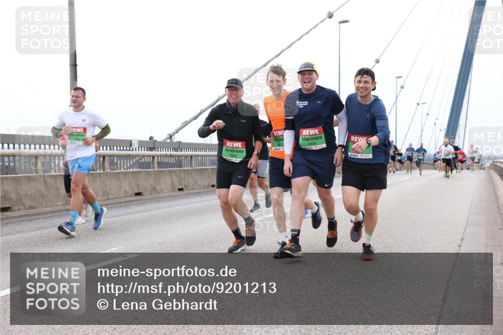 03.10.2025 - Köhlbrandbrückenlauf Lena Gebhardt http://msf.ph/oto/9201213 03.10.2025 15:43:59 Position 2 9102, 8802, 2024, 8804 meine-sportfotos.de