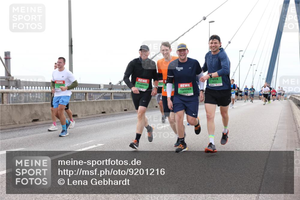 03.10.2025 - Köhlbrandbrückenlauf Lena Gebhardt http://msf.ph/oto/9201216 03.10.2025 15:43:59 Position 2 8802, 2824, 8804, 8803 meine-sportfotos.de
