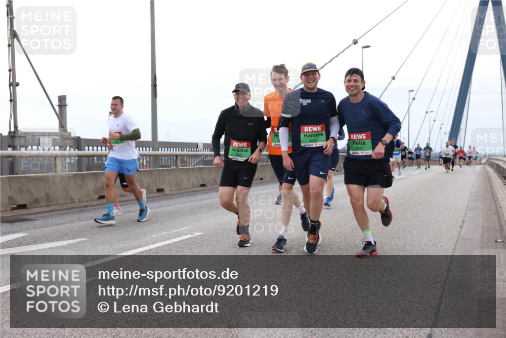 03.10.2025 - Köhlbrandbrückenlauf Lena Gebhardt http://msf.ph/oto/9201219 03.10.2025 15:43:59 Position 2 8802, 8804, 8803 meine-sportfotos.de