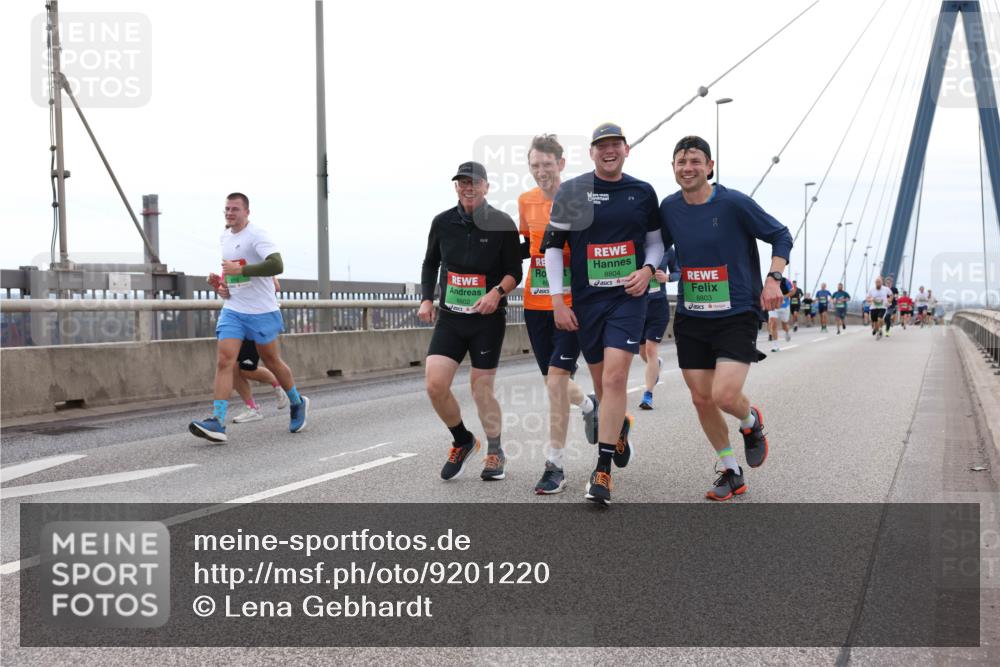 03.10.2025 - Köhlbrandbrückenlauf Lena Gebhardt http://msf.ph/oto/9201220 03.10.2025 15:43:59 Position 2 8802, 8804, 8803 meine-sportfotos.de