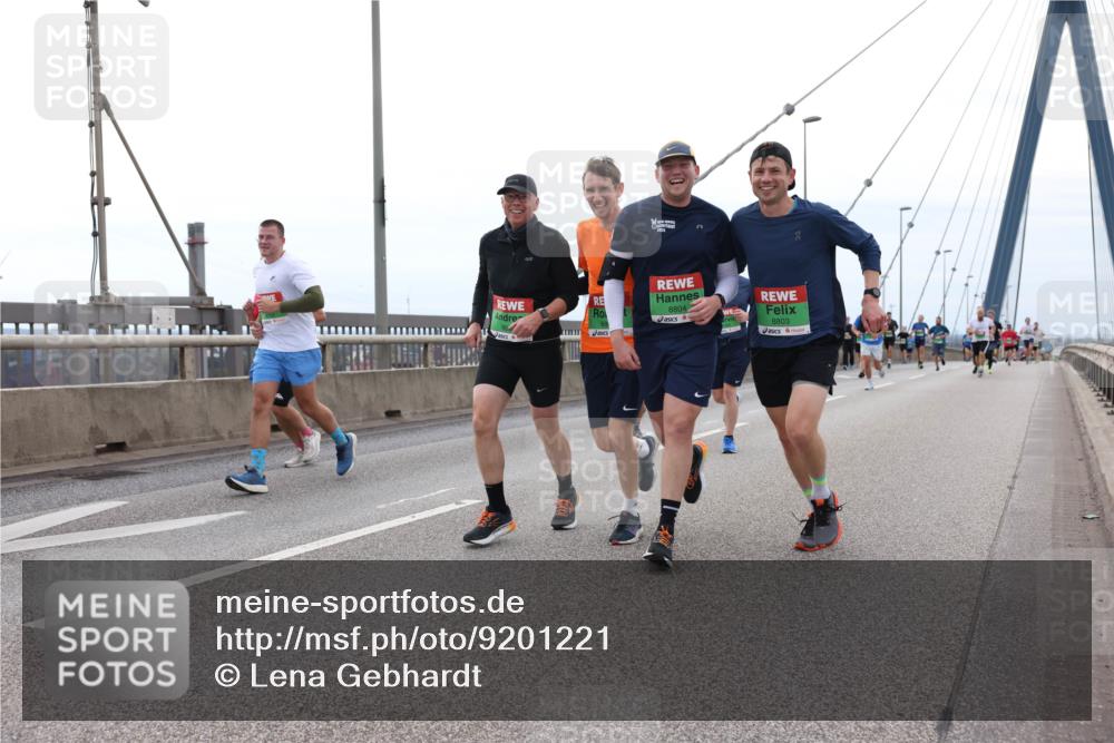03.10.2025 - Köhlbrandbrückenlauf Lena Gebhardt http://msf.ph/oto/9201221 03.10.2025 15:43:59 Position 2 8804, 8803 meine-sportfotos.de