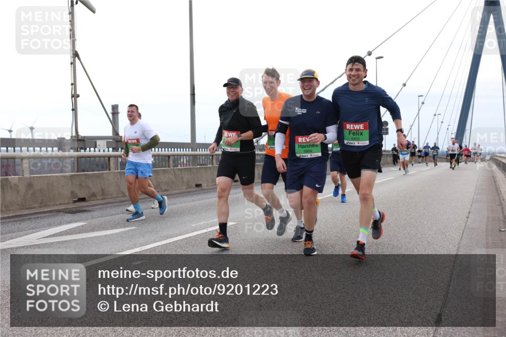 03.10.2025 - Köhlbrandbrückenlauf Lena Gebhardt http://msf.ph/oto/9201223 03.10.2025 15:44:00 Position 2 2, 2824, 8804, 8803 meine-sportfotos.de