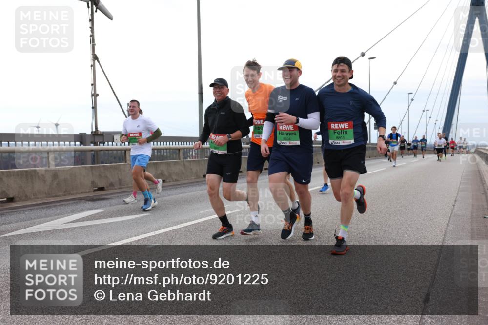03.10.2025 - Köhlbrandbrückenlauf Lena Gebhardt http://msf.ph/oto/9201225 03.10.2025 15:44:00 Position 2 8804, 8803 meine-sportfotos.de