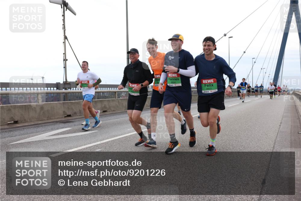 03.10.2025 - Köhlbrandbrückenlauf Lena Gebhardt http://msf.ph/oto/9201226 03.10.2025 15:44:00 Position 2 8804, 8803 meine-sportfotos.de