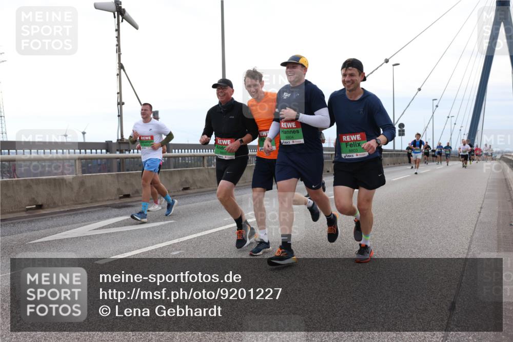 03.10.2025 - Köhlbrandbrückenlauf Lena Gebhardt http://msf.ph/oto/9201227 03.10.2025 15:44:00 Position 2 8804, 8803 meine-sportfotos.de