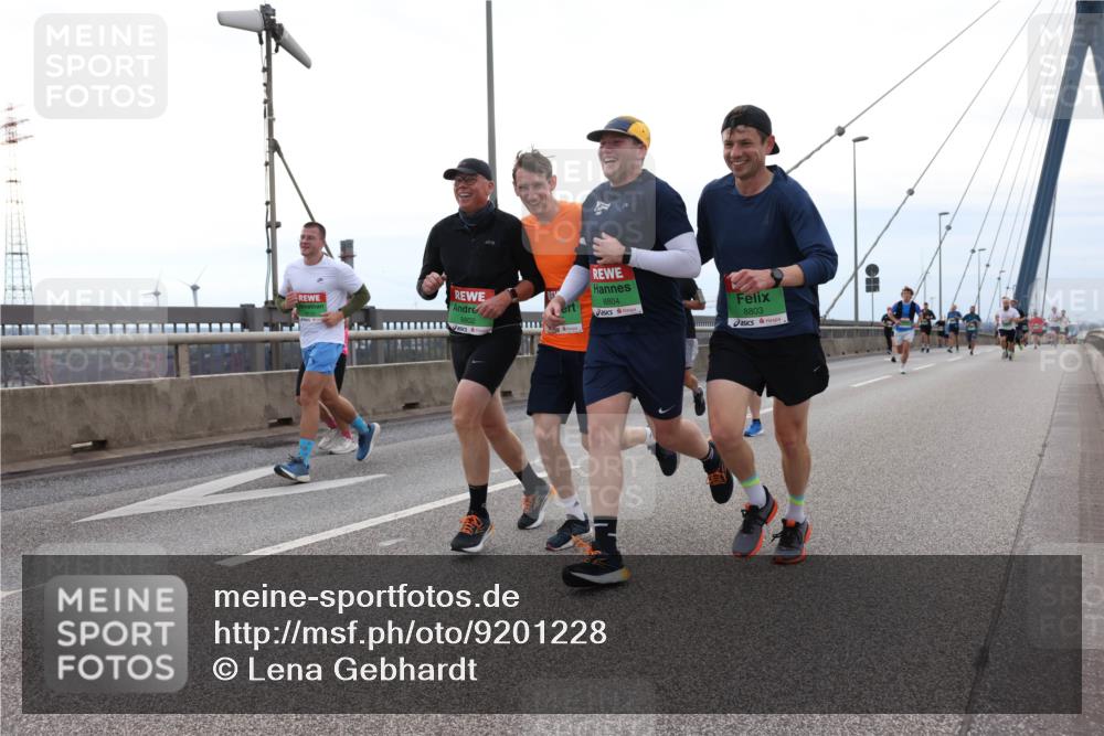 03.10.2025 - Köhlbrandbrückenlauf Lena Gebhardt http://msf.ph/oto/9201228 03.10.2025 15:44:00 Position 2 8804, 8802, 8803 meine-sportfotos.de