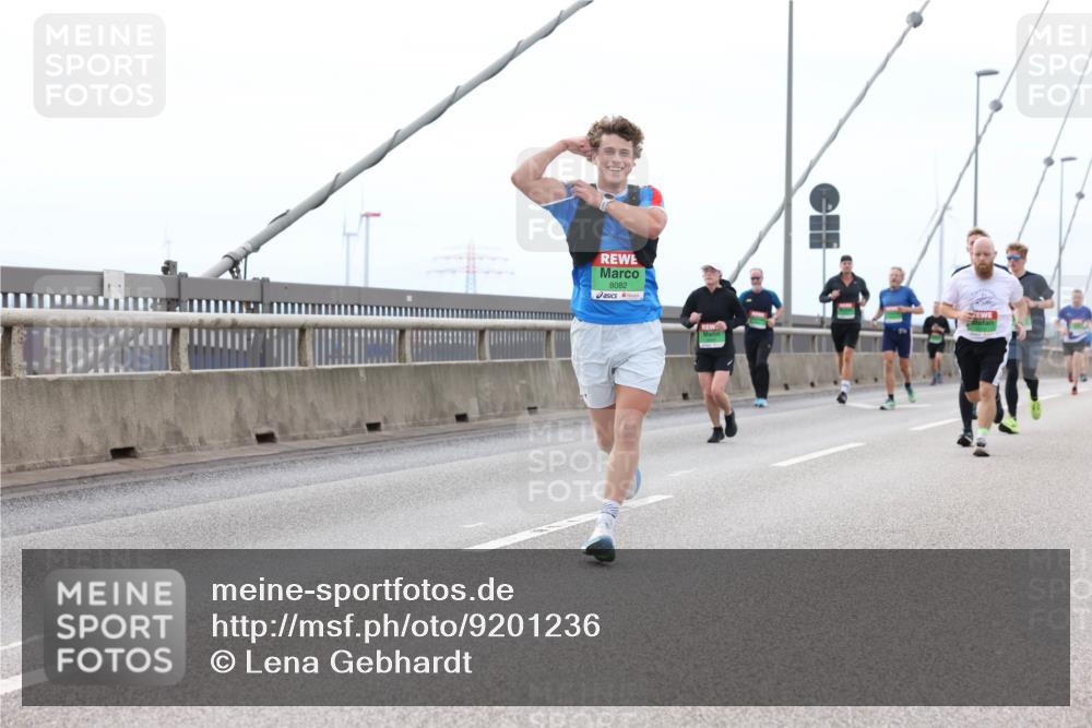 03.10.2025 - Köhlbrandbrückenlauf Lena Gebhardt http://msf.ph/oto/9201236 03.10.2025 15:44:03 Position 2 8082 meine-sportfotos.de