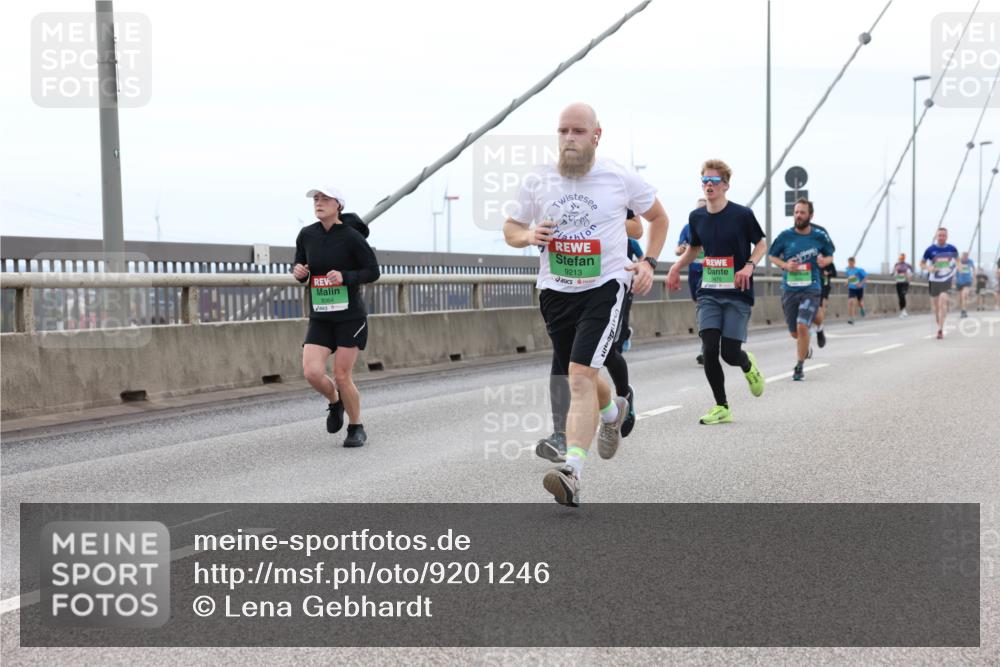 03.10.2025 - Köhlbrandbrückenlauf Lena Gebhardt http://msf.ph/oto/9201246 03.10.2025 15:44:06 Position 2 9213, 8064, 9475 meine-sportfotos.de