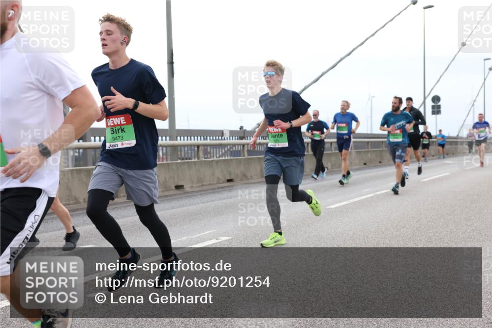 03.10.2025 - Köhlbrandbrückenlauf Lena Gebhardt http://msf.ph/oto/9201254 03.10.2025 15:44:07 Position 2 9473, 3475 meine-sportfotos.de