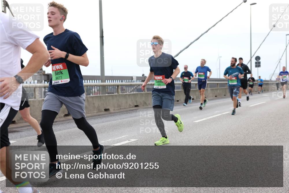 03.10.2025 - Köhlbrandbrückenlauf Lena Gebhardt http://msf.ph/oto/9201255 03.10.2025 15:44:07 Position 2 9473, 9475 meine-sportfotos.de