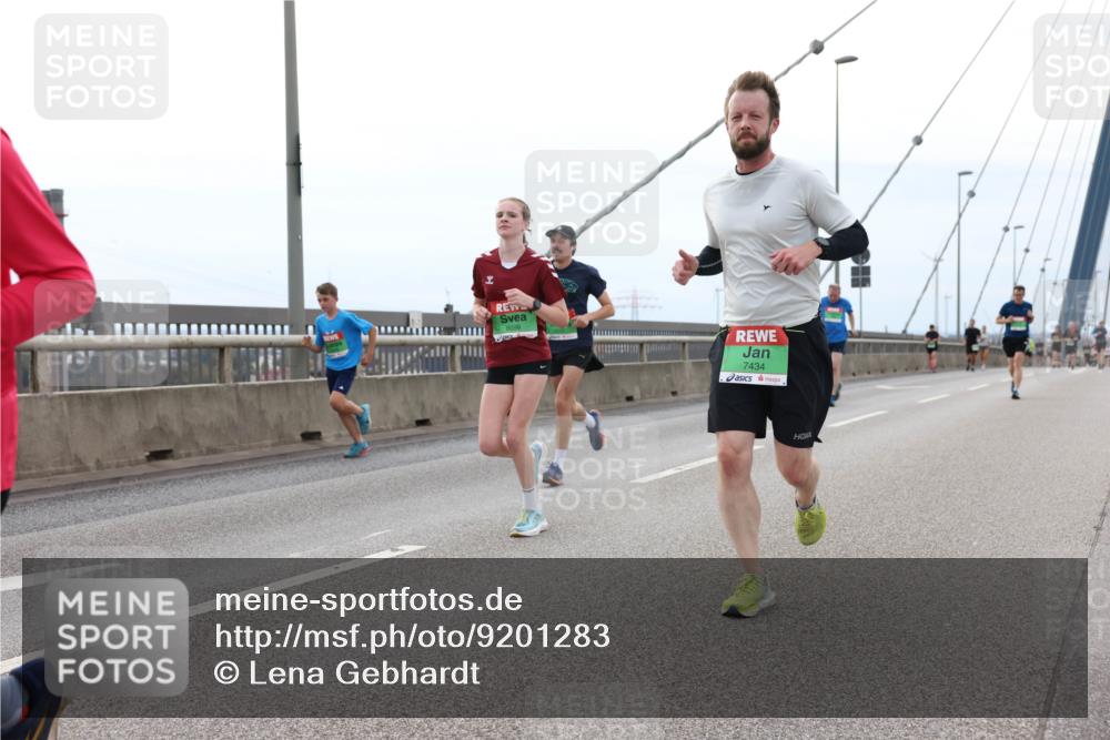 03.10.2025 - Köhlbrandbrückenlauf Lena Gebhardt http://msf.ph/oto/9201283 03.10.2025 15:44:14 Position 2 8099, 7434 meine-sportfotos.de