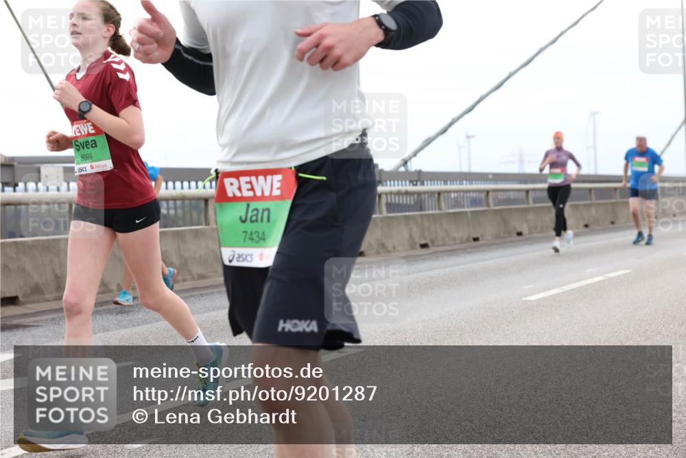 03.10.2025 - Köhlbrandbrückenlauf Lena Gebhardt http://msf.ph/oto/9201287 03.10.2025 15:44:15 Position 2 8099, 7434 meine-sportfotos.de