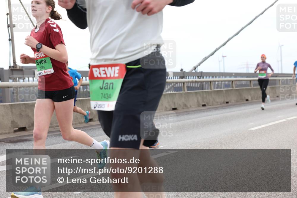 03.10.2025 - Köhlbrandbrückenlauf Lena Gebhardt http://msf.ph/oto/9201288 03.10.2025 15:44:15 Position 2 8099, 7434 meine-sportfotos.de